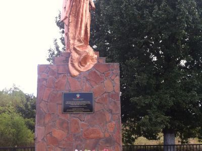 Братская могила воинов, погибших в годы гражданской и Великой Отечественной войн