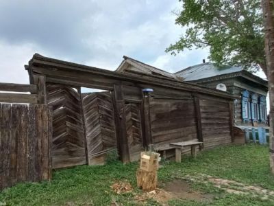 Усадьба: дом жилой, ворота с заплотом