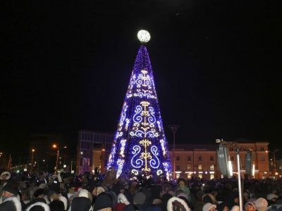 На площади Орджоникидзе в Якутске торжественно зажглись огни новогодней ёлки