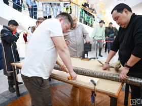 Более 70 кузнецов демонстрируют возможности якутских ножей, разрезая войлок, кости и дерево