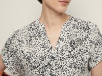 Блузка с коротким рукавом и цветочным принтом