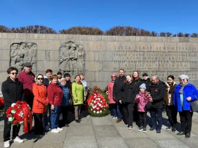 Якутяне приняли участие в возложении цветов к Пискаревскому мемориалу в Санкт-Петербурге