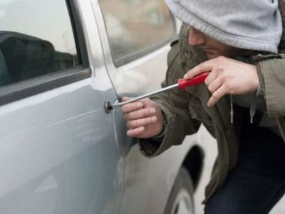 В Нерюнгри пьяные парни угнали автомобиль без аккумулятора