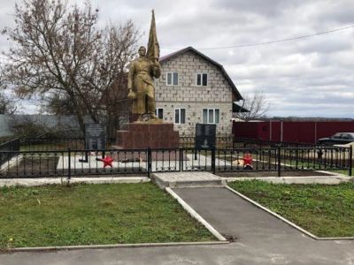 Братская могила воинов Советской Армии, погибших в период Великой Отечественной войны. Захоронено 53 человека, установлено фамилий на 19 человек. Скульптура установлена в 1953 году