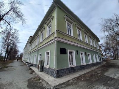 Здание, в котором находилось первое женское училище в городе, в 20-30 гг. XX в. - первая образцовая школа им. Н.К. Крупской