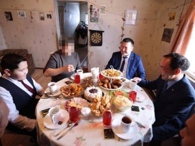 Глава Якутии встретился с участником СВО в селе Едей Хангаласского района