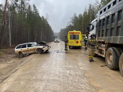 Двух человек госпитализировали после ДТП в Ленском районе