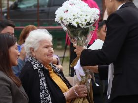 Дворовый концерт организовали для жительницы блокадного Ленинграда в Якутске