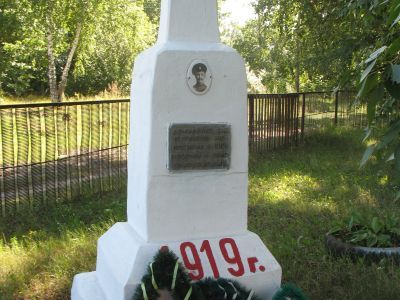 Братская могила партизан