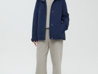 Ветровка с капюшоном и застежками по бокам