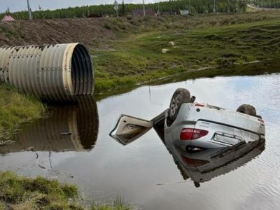 Два человека погибли при съезде автомобиля в воду в Усть-Алданском районе