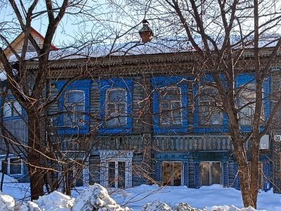 Деревянное здание, украшенное резьбой