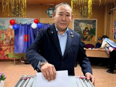 Герой России Андрей Григорьев — Тута проголосовал в родном селе в Нюрбинском районе