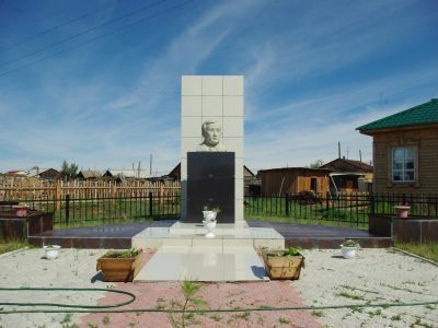 Памятник-бюст видному партийному и государственному деятелю ЯАССР И.Е.Винокурову