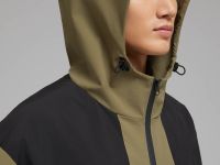 Ветровка с капюшоном