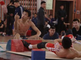 В селе Хатассы выявлены чемпионы Якутска по мас-рестлингу