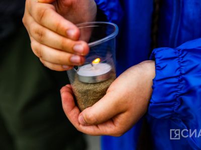 В Якутске из свечей выложили композицию «Родина-мать зовёт»