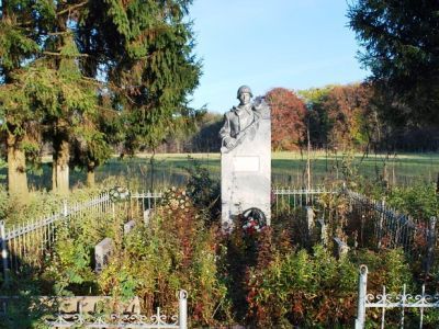 Братское захоронение советских воинов, погибших в 1941-44 гг.