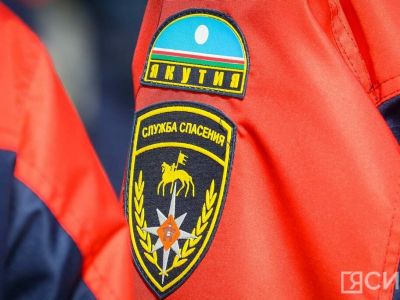Вездеход ушел под воду на реке Эрикит в Якутии — мужчина на крыше ждет помощи