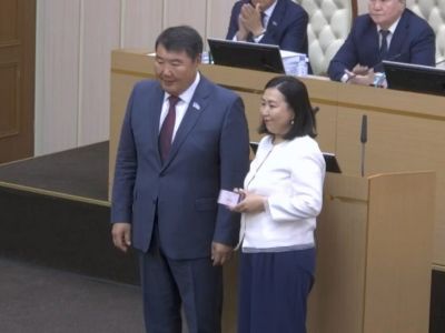 Татьяне Тымыровой вручили знак народного депутата на заседании Ил Тумэна