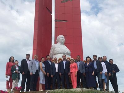 Айсен Николаев возложил цветы к памятнику Варваре Петровой