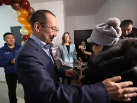 Айсен Николаев вручил ключи от новых квартир переселенцам из аварийного жилья в Алданском районе