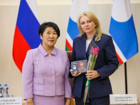 Государственные награды вручили медицинским работникам Якутии