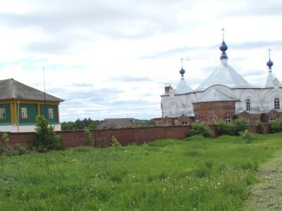 Монастырская ограда с угловой башней и пристенными служебными постройками