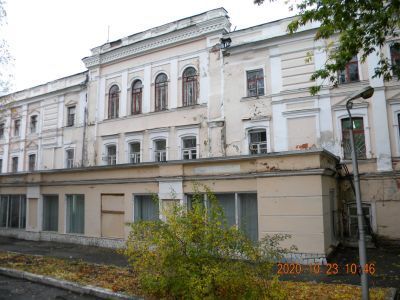 Здание духовной семинарии, в которой учились историк Ключевский Василий Осипович и хирург Бурденко Николай Нилович