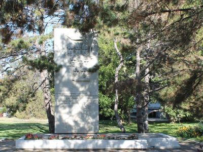 Памятный знак в честь преподавателей и студентов Крымского сельскохозяйственного института, погибших в годы Великой Отечественной войны