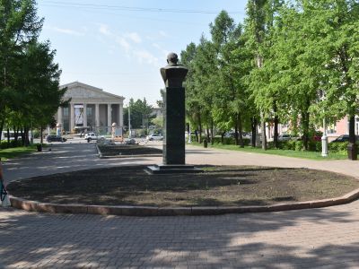 Бюст летчика-космонавта А.А.Леонова