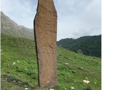 Отдельная стела архитектурного комплекса "Мусийкъонгийкоте"