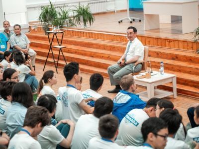 Глава Якутии встретился с участниками  Международной олимпиады школьников «Туймаада»