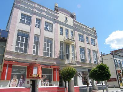 Дом Сеферова, где размещались первая Городская управа и Дума, штаб 3-й Гвардейской Краснознаменной ордена Суворова кавалерийской дивизии