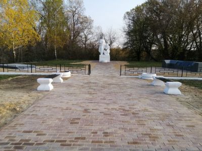 Братская могила мирных жителей, расстрелянных немецкими фашистами в 1942 г.