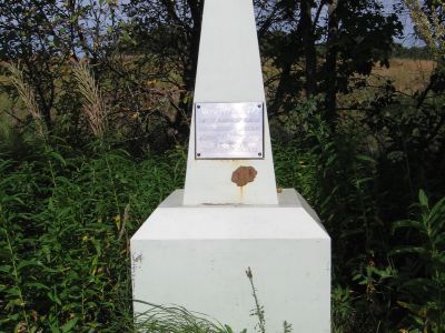 Памятное место, где 21 мая 1942 г. гитлеровцы казнили 72 жителя деревни. Установлен обелиск
