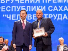 Айсен Николаев наградил 50 якутян премией «Человек труда»