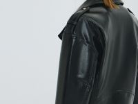 Короткая косуха из искусственной кожи, Черный