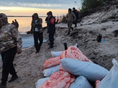 Нефтяные пятна ликвидировали на реке Вилюй в Якутии