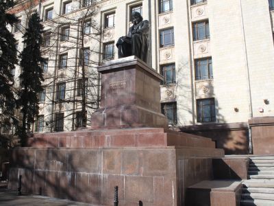 Памятник Д.И.Менделееву, 1954 г., скульптор А.О.Бембель