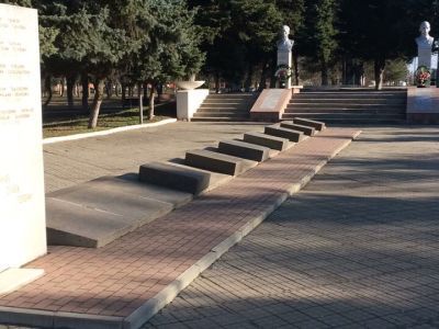 Братская могила советских воинов, погибших в боях с фашистскими захватчиками