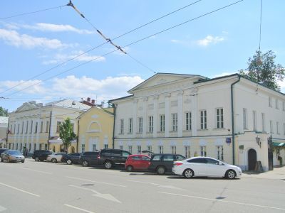 Дом с флигелем, служебными корпусами, воротами