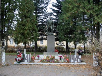 Братское захоронение советских воинов, погибших в 1919 и в 1941-44 гг.