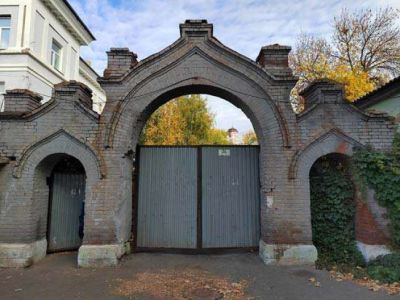 Въездная арка усадьбы городской купца Мухамеда-Шакира Мухамеда-Садыковича Рамеева (ранее усадьбы Горячевых)