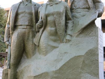 Памятник трем героям-комсомольцам И. Кустову, В. Сафроновой, В. Рябку