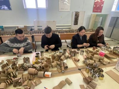 В Якутске студенты техникума изготовили блиндажные свечи