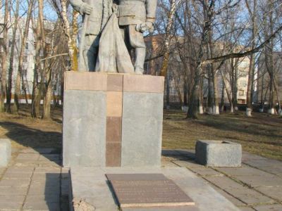 Братская могила семи советско-партийных работников, погибших при ликвидации сережского контрреволюционного вооружённого мятежа в 1920 году