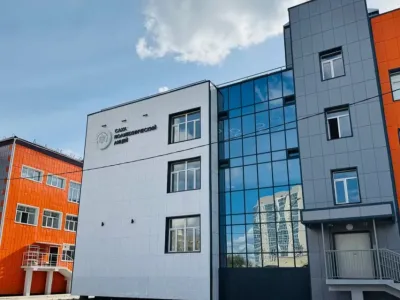 Дмитрий Садовников проверил строительство и ремонт школ в Якутске