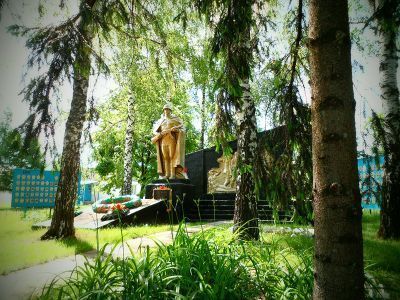 Братская могила советских воинов, погибших в боях с фашистскими захватчиками в 1943 году. Захоронено 6 человек, имена установлены. Скульптура советского воина, стела