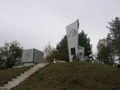 Памятное место, где героически сражался отряд десантников и погиб экипаж бомбардировщика